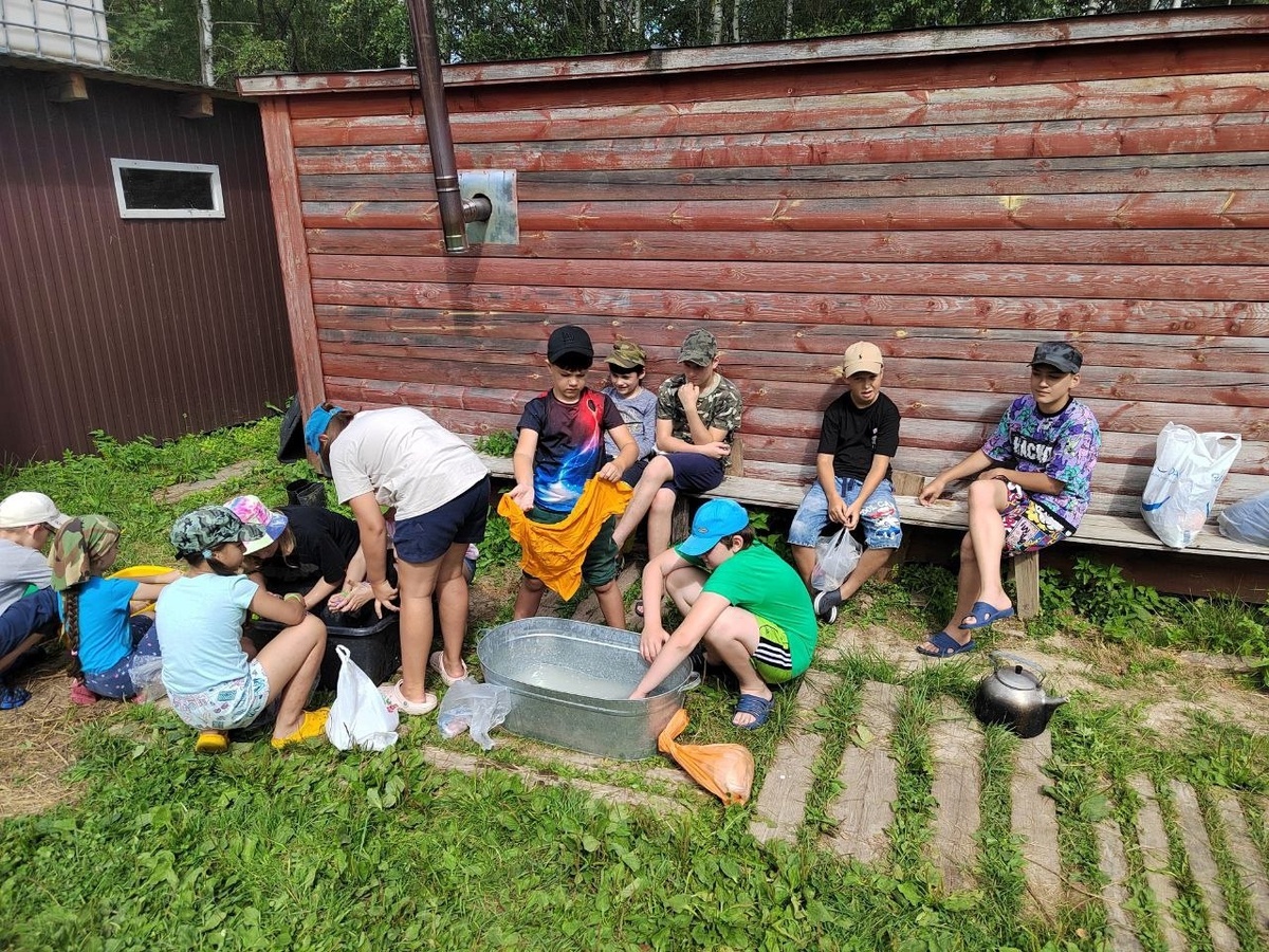 Фотографий "несчастных" детей, которых заставили мыть полы не нашли, это летние "постирушки"))