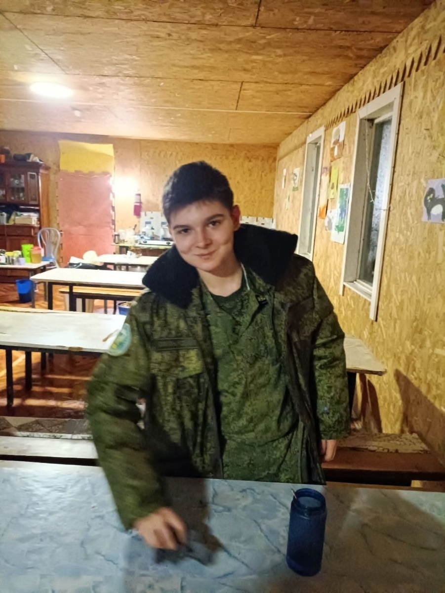 Довольный какой, что "заставили" убирать за собой))