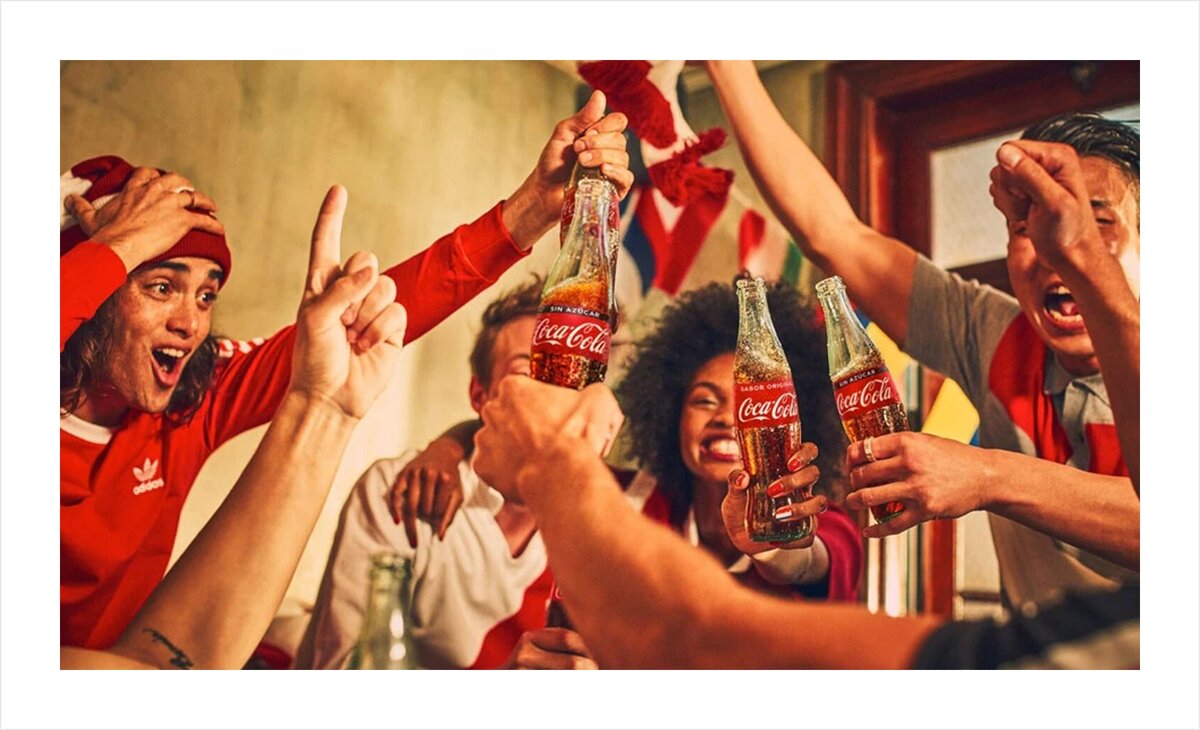 Coca-Cola в своих рекламных роликах транслирует чувство радости. Используется ассоциация: «если праздник, то нужно взять Coca-Cola».
