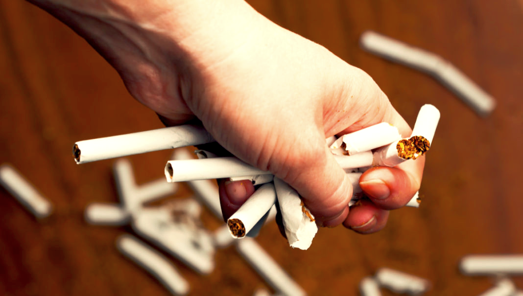 Да, в конце-то концов, почему, когда уже перенесли острую фазу желания, когда напряжение уходит, снова в руках оказывается дымящаяся сигарета.