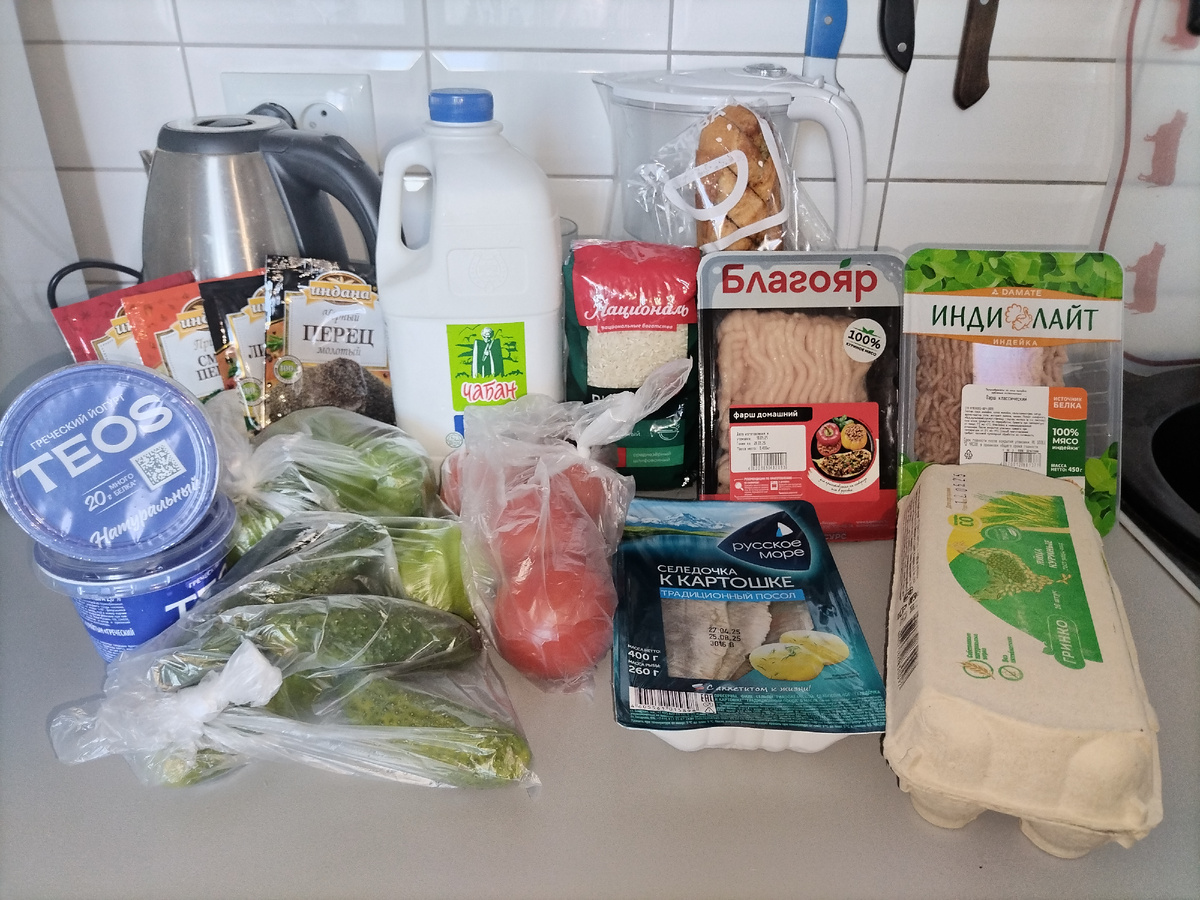 Там ещё корм для собаки, но я его уже переспала в специальный контейнер. 