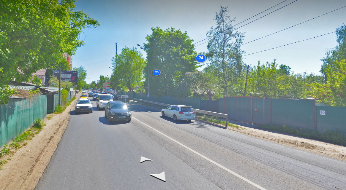 Дальше дорога уже становиться 2-х полосной. Но ширина проезжей части позволяет ехать двум легковым автомобилям рядом. 2024 г. Яндекс Карты. 