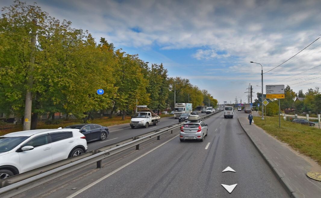 Начало дороги в Люберцах. Тут полоса отвода позволила расщирить трассу до 4 полос с разделением потоков. 2024 г. Яндекс Карты. 