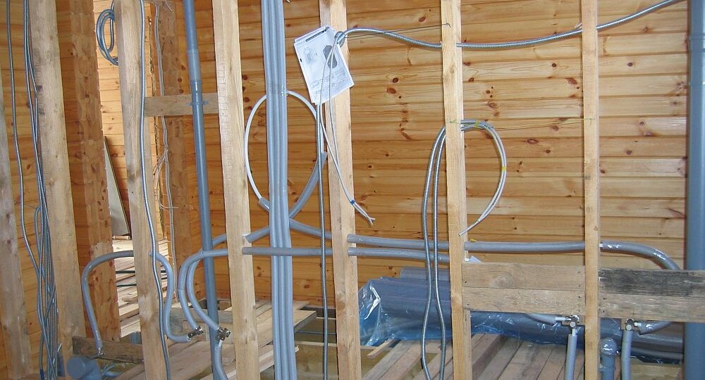 Как провести электрику в каркасном доме? Скрытая проводка и безопасность