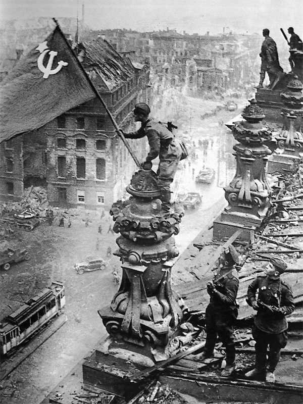  Знамя Победы над рейхстагом, город Берлин 2 мая 1945 года. фото из ria.ru
