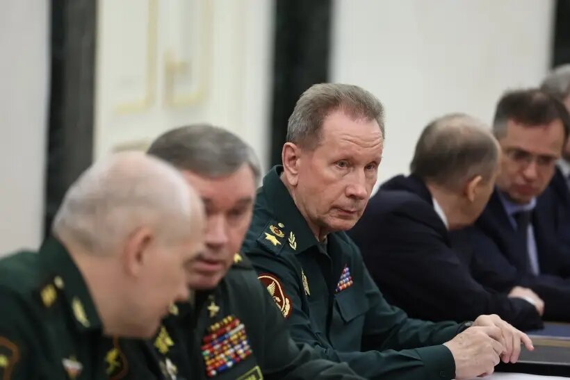  Члены российской делегации и представители силовых структур приняли участие в совещании президента РФ по подготовке предстоящих переговоров   © РИА Новости. Александр Казаков/POOL