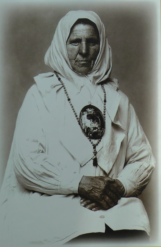 Матрона Петровна Мыльникова (Матрона-босоножка, 1833-1911 гг.). Фотограф ателье Карла Буллы. До 1911 года