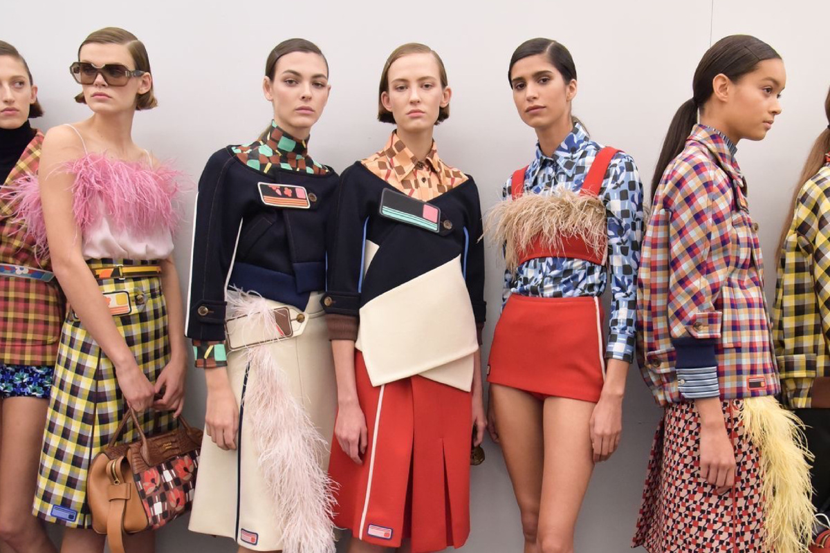 Важно, чтобы принт не нарушал пропорции фигуры. Поэтому для подиума часто выбирают Ярких Натуралов, которым подходят разнообразные стили.