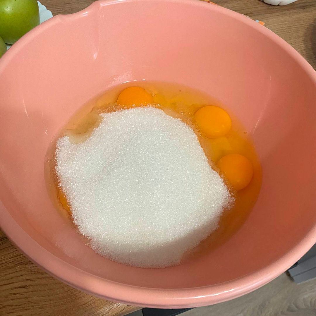 Первым делом смешиваем в миске яйца и сахар