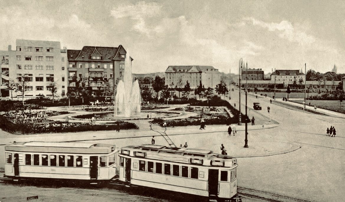 На довоенном фото по центру за фонтаном виден дом, на месте которого в 1960-е гг. был построен дом №1 на ул. Ушинского