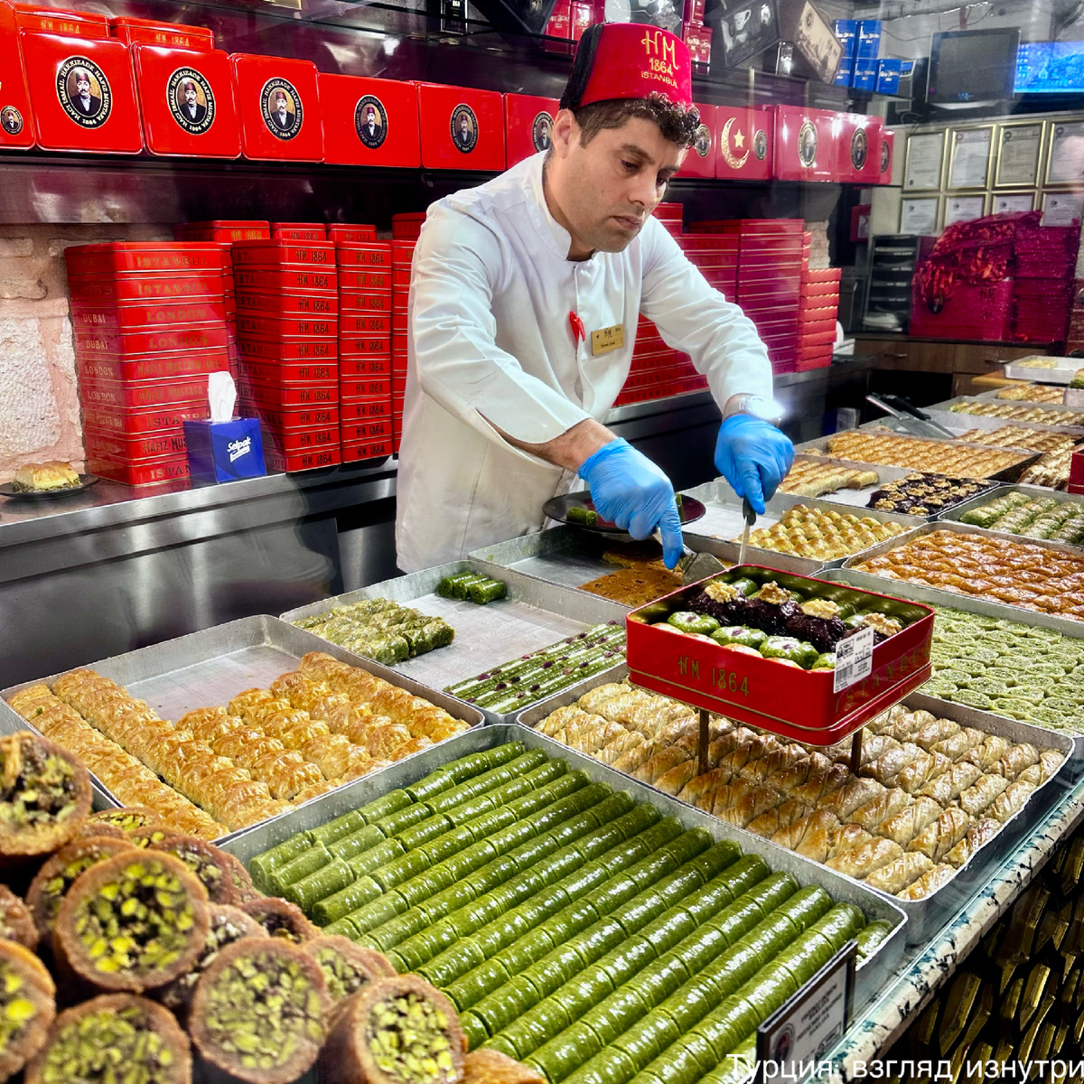 Разнообразие баклавы в магазине Hafız Mustafa 1864