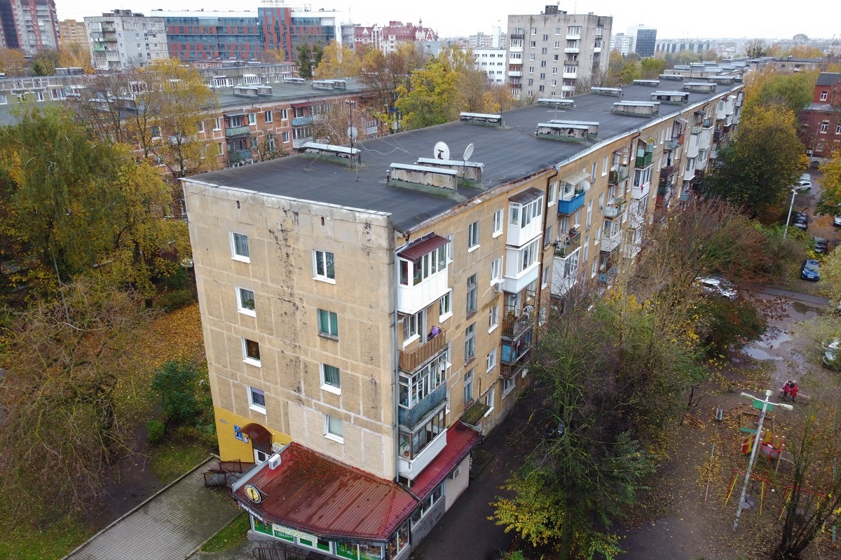 Типичная калининградская хрущевка. В одной из таких мы чуть не купили квартиру, но опоздали (однушку увели буквально из-под носа)