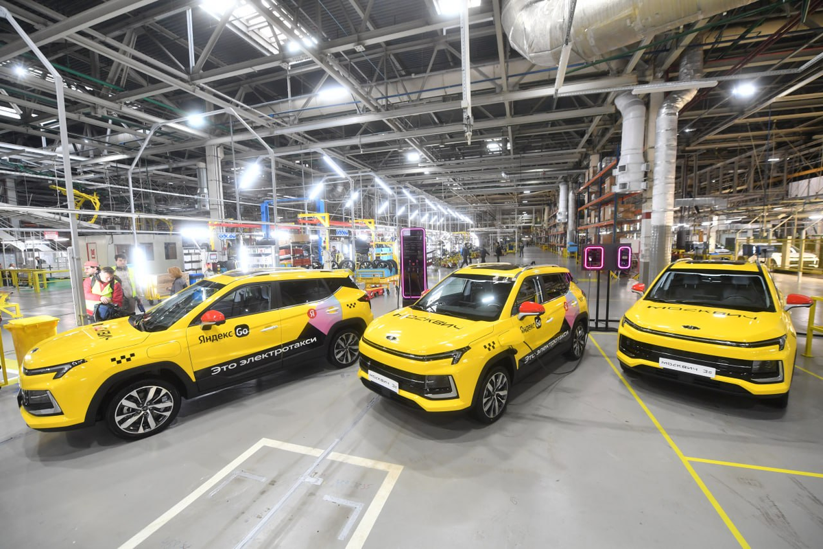 Отечественные такси "Москвич" уже на улицах столицы встретить можно. Безопасные, комфортные, красивые, есть даже электрические. Фото: kpmedia.ru