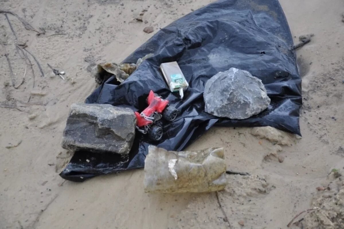    Спасатели Уфы нашли на дне озера Кашкадан игрушечную машинку и часы