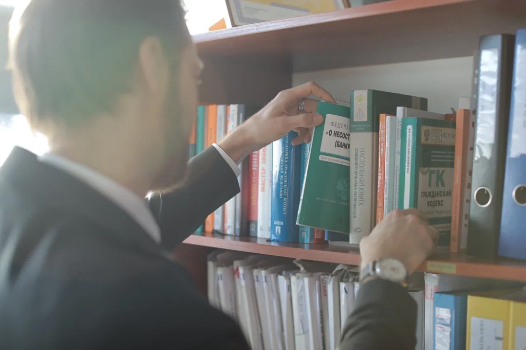 Кто такие коллекторы и стоит ли их бояться? Узнайте, как они работают, что разрешено по закону, и как защитить себя от давления и угроз.