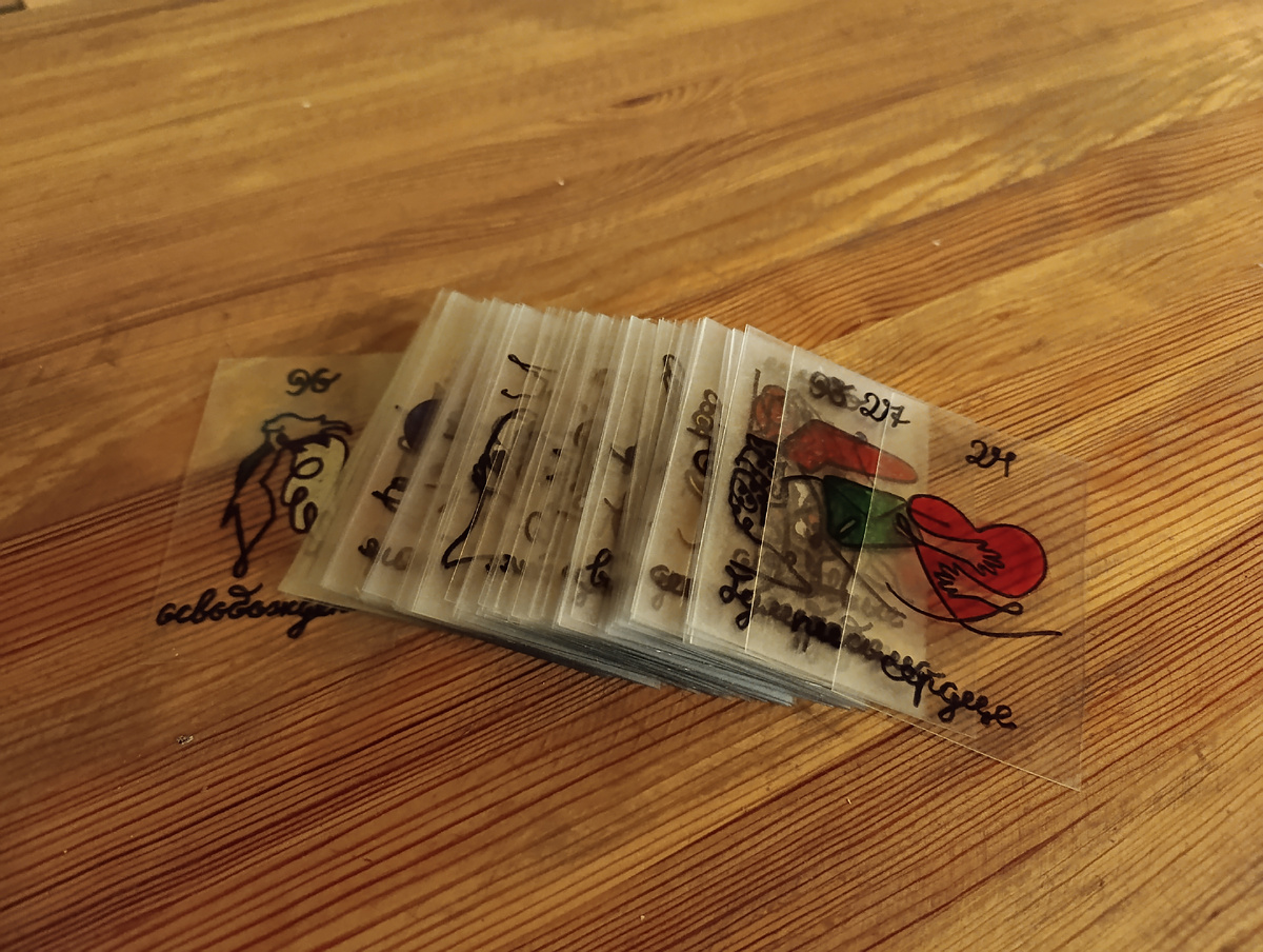 Смотрим на подколодный оракул и тот, что лег поверх колоды. Они говорят об общей атмосфере расклада. О ней чуть ниже.