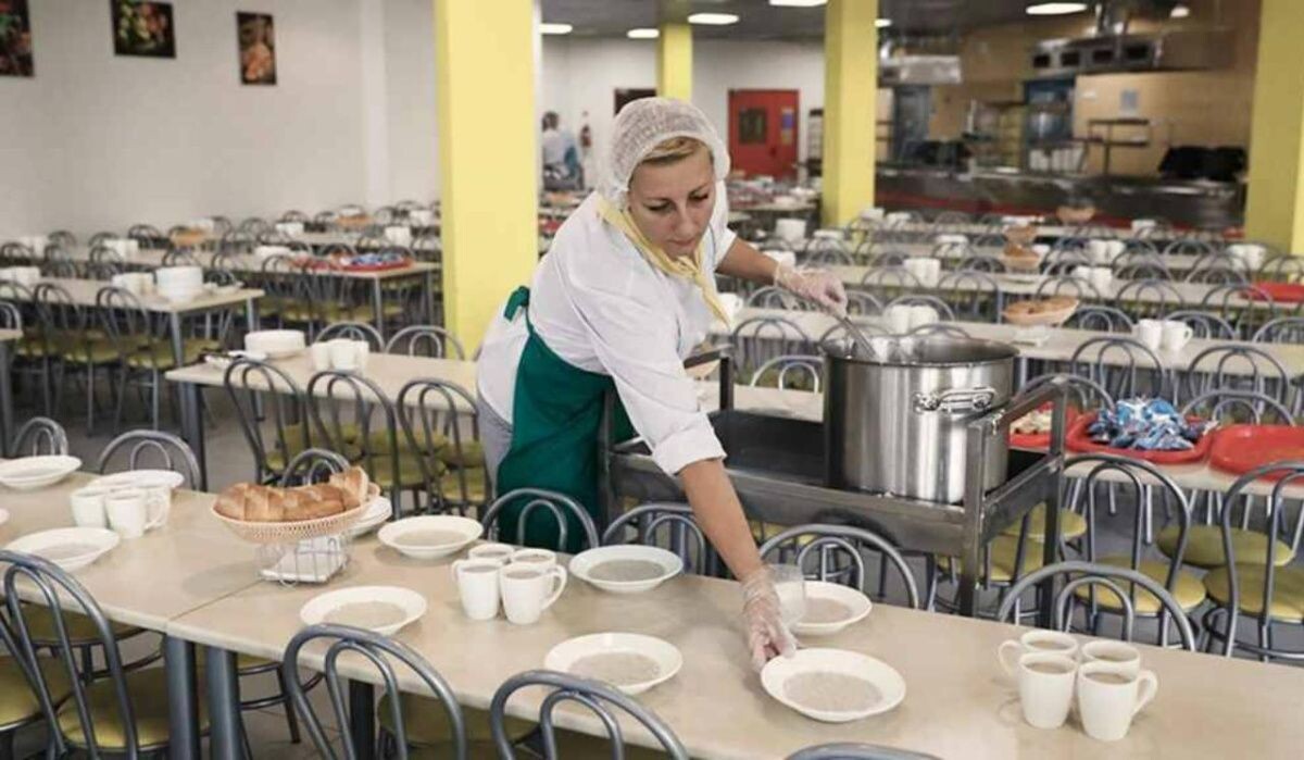     Сотрудник школьной столовой. Источник: 78.ru Автор фото: unsplash