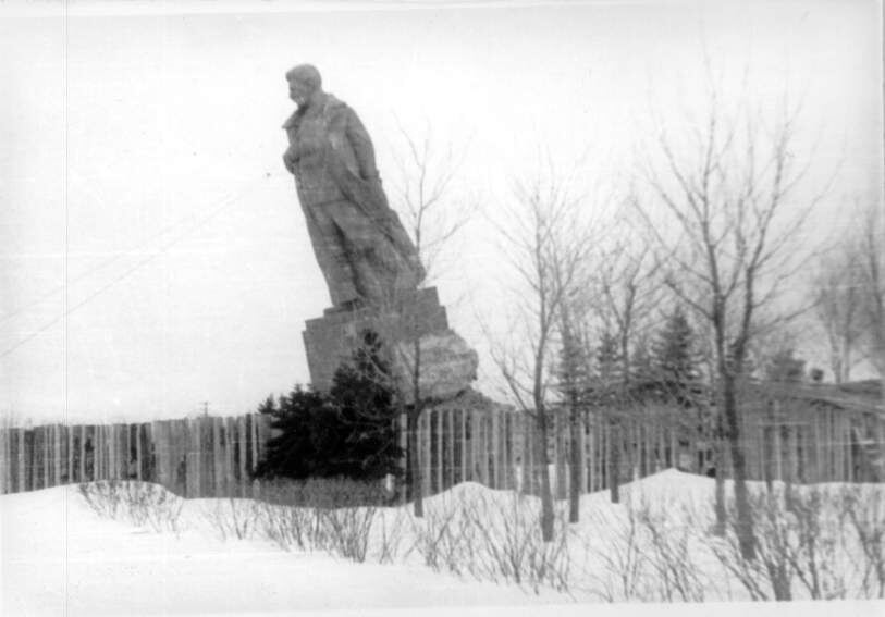 На фото: демонтаж памятника Сталину в подмосковной Дубне в 1962 г.