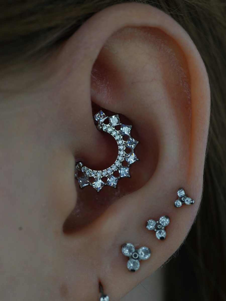 Дейт, украшение из титана с камнями Zirconia