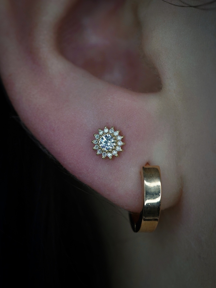 Украшение Rosa от бренда Tsar из желтого золота