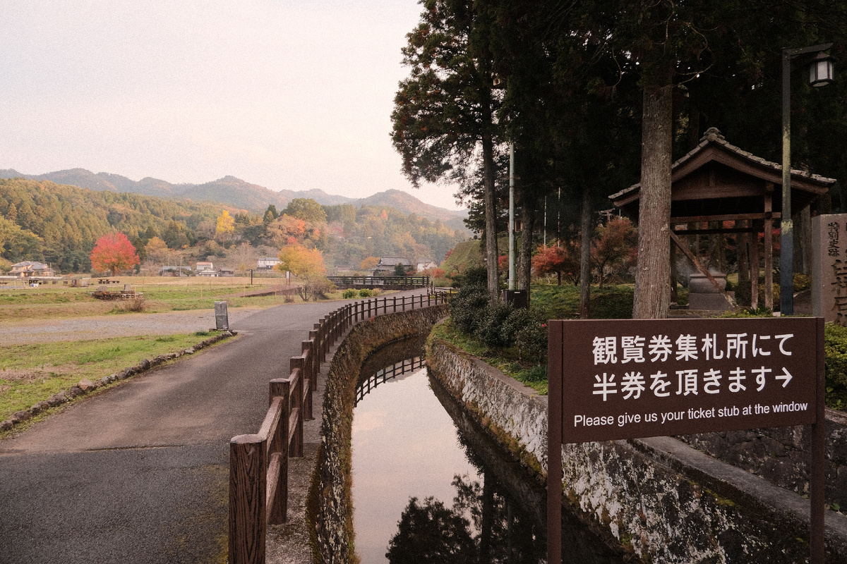Вход на территорию, где расположены каменные Будды.
