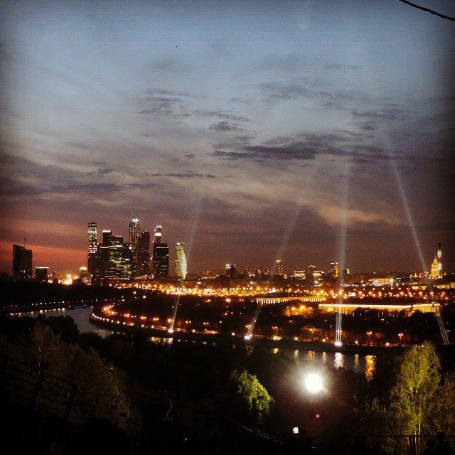 9 мая 2015 года. Вид с Воробьёвых гор перед салютом. Фото 10 лет назад