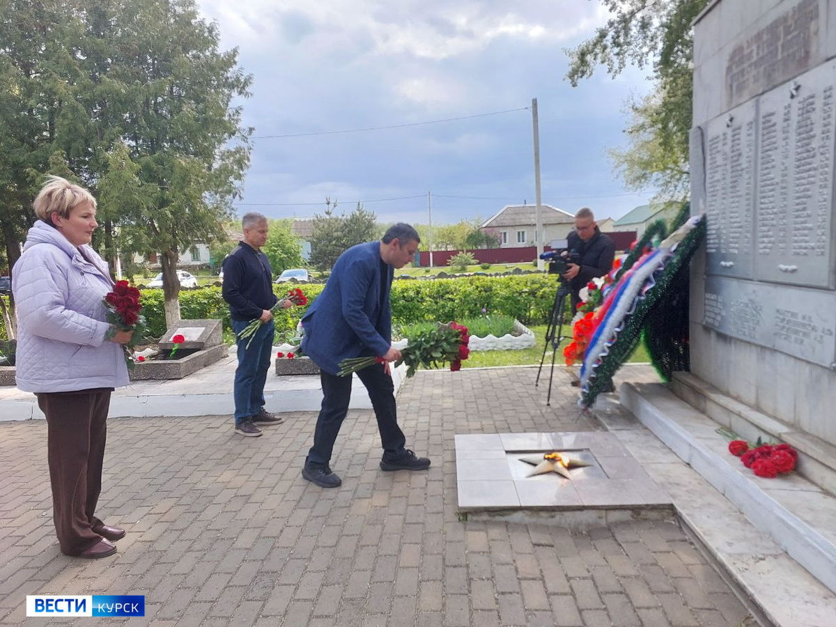    Александр Хинштейн возложил цветы на Касторенском Братском кладбище в Курской области