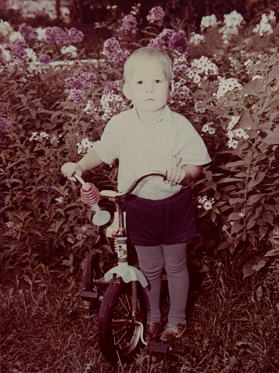 Это я мелкий стою во дворе садика. Фото из личного архива автора канала