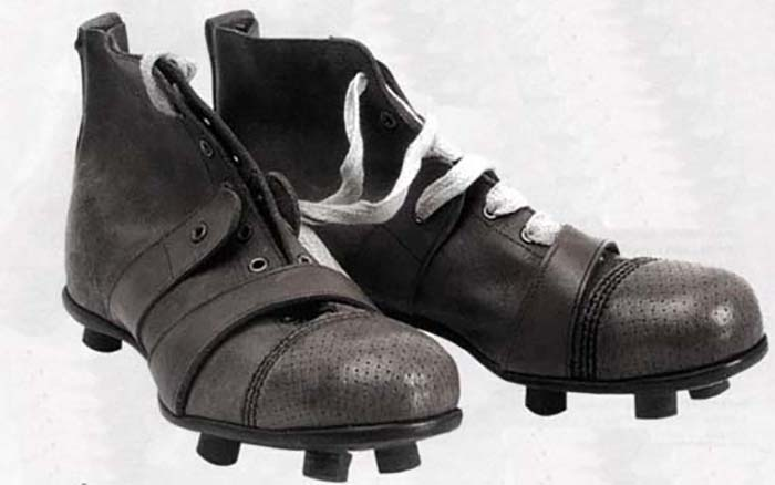 Футбольные бутсы начала XX века
