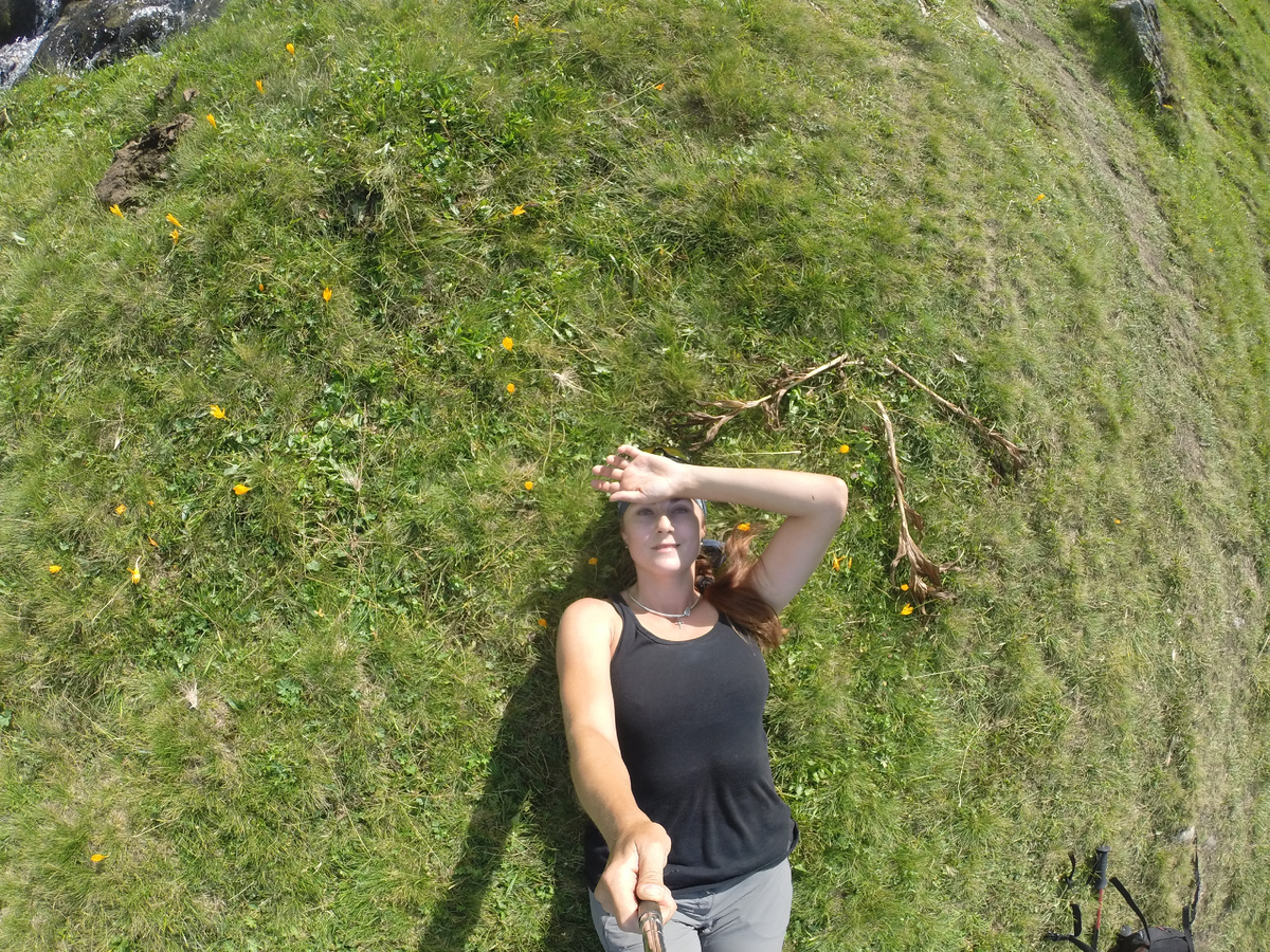 поваляться на травке среди крокусов на такой высоте вполне безопасно-клещей тут нет