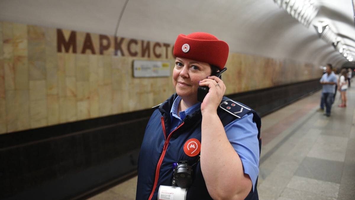    Дежурная по станции Нина Аюкова / Фото: Пелагия Замятина / Вечерняя Москва