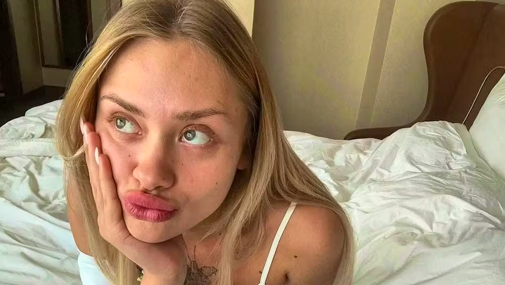 Мария Ковальчук пропала в середине марта в Дубае, но была найдена живая на обочине дороги с многочисленными травмами и переломами. 