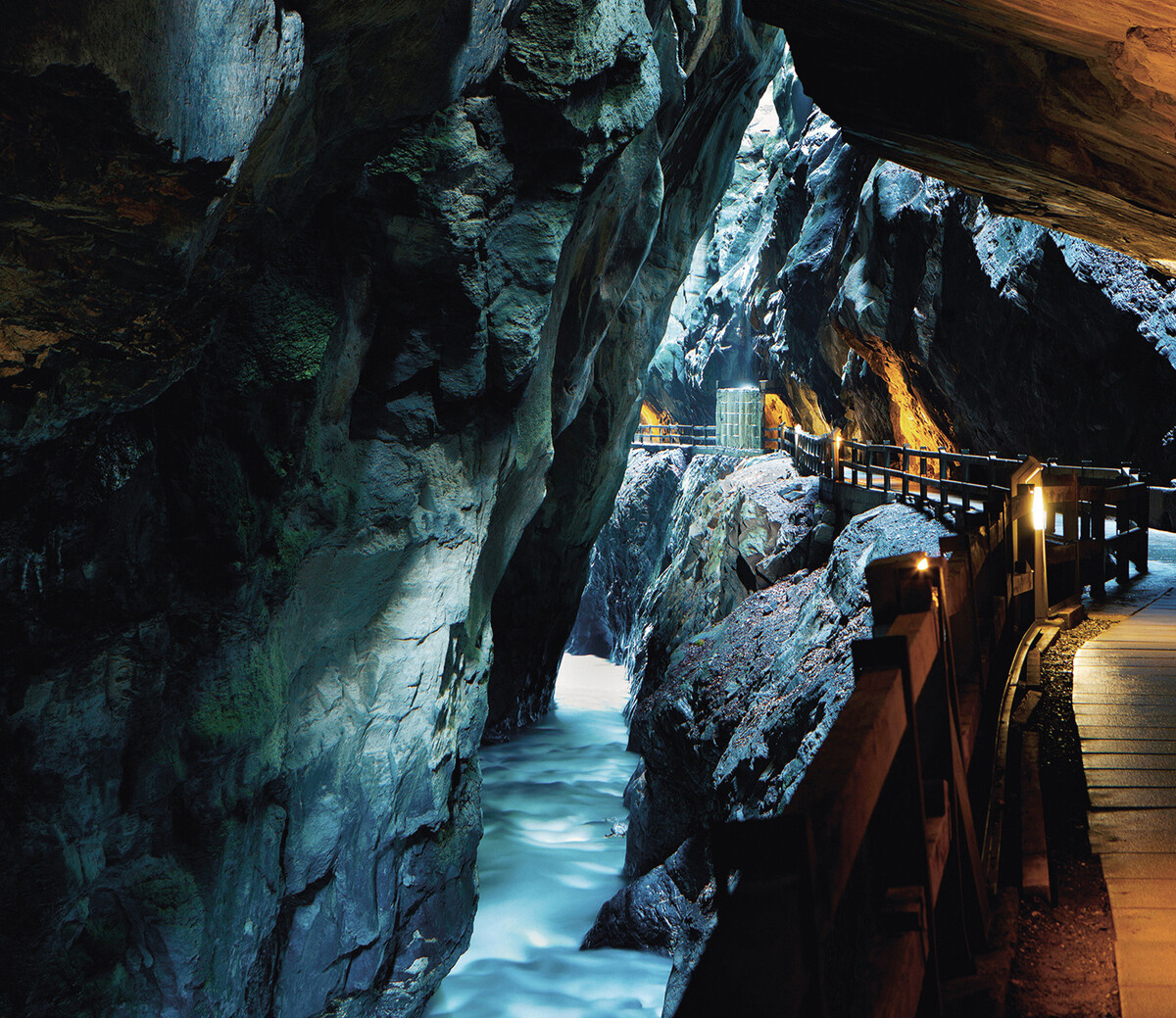 Ущелье Tamina с термальным источником