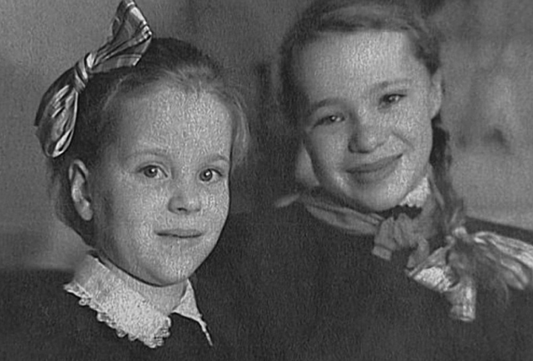 Наталья Крачковская в детстве с сестрой Ириной