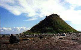 Галечно валунная трехгранная пирамида острова Анзер