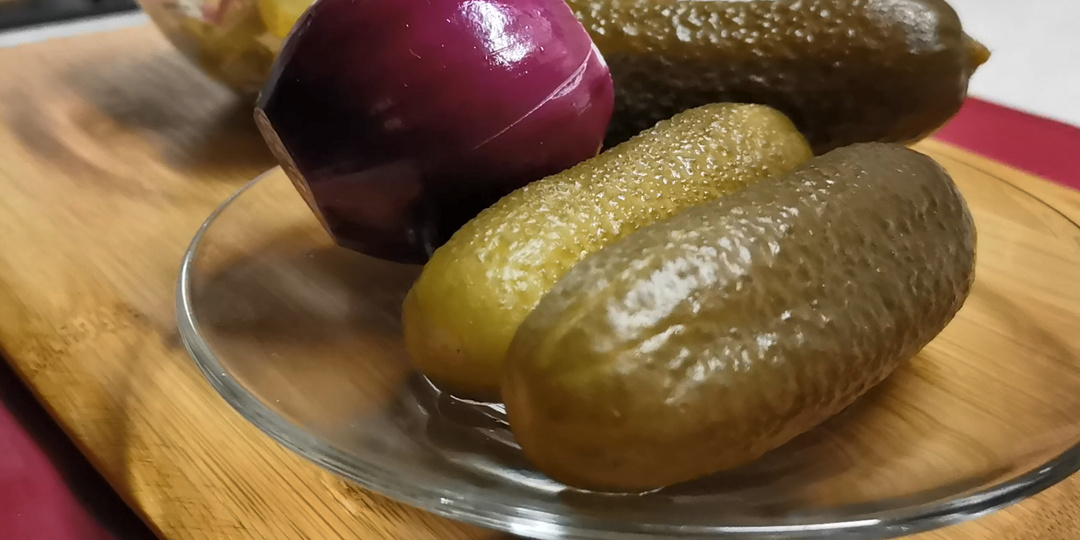 Нет ничего проще и вкуснее, чем эта закуска из соленых огурцов. Уходит так быстро, что не успеваешь донести до стола