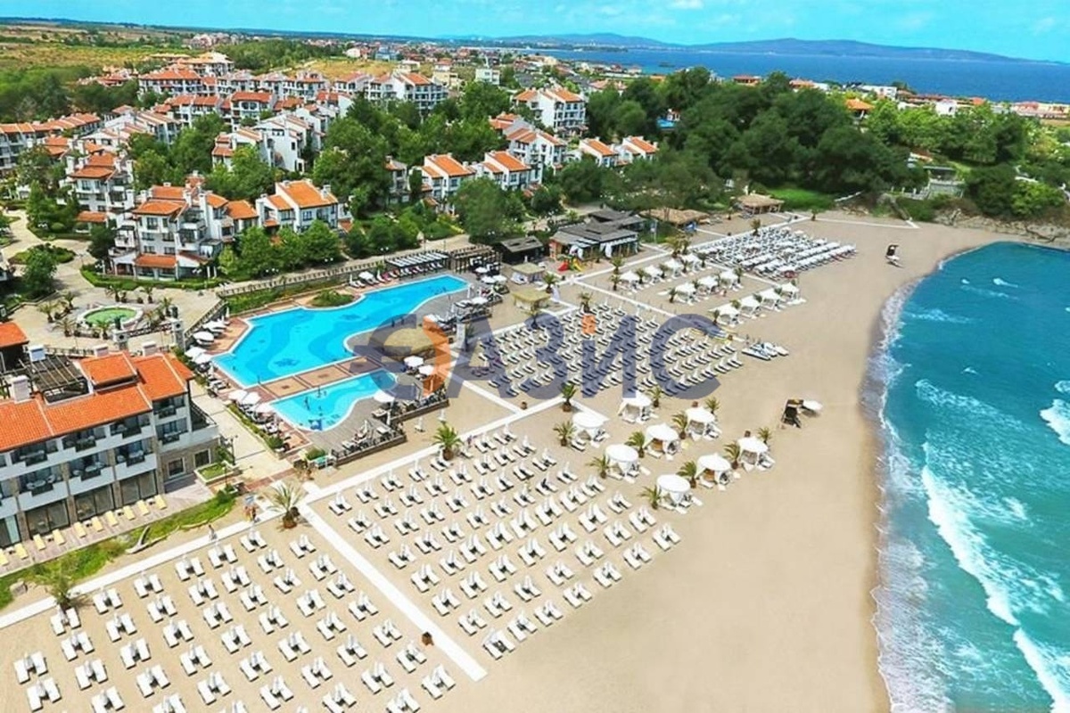 Вид на пляж и комплекс ОАЗИС Резорт и Спа Лозенец