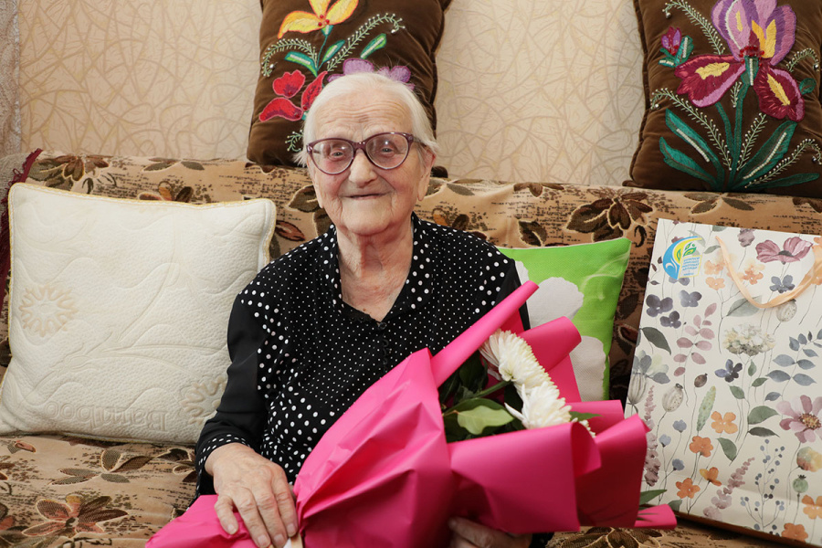     Поздравления с 95-летним юбилеем принимала ветеран педагогического труда Раиса Федоровна Жупранская