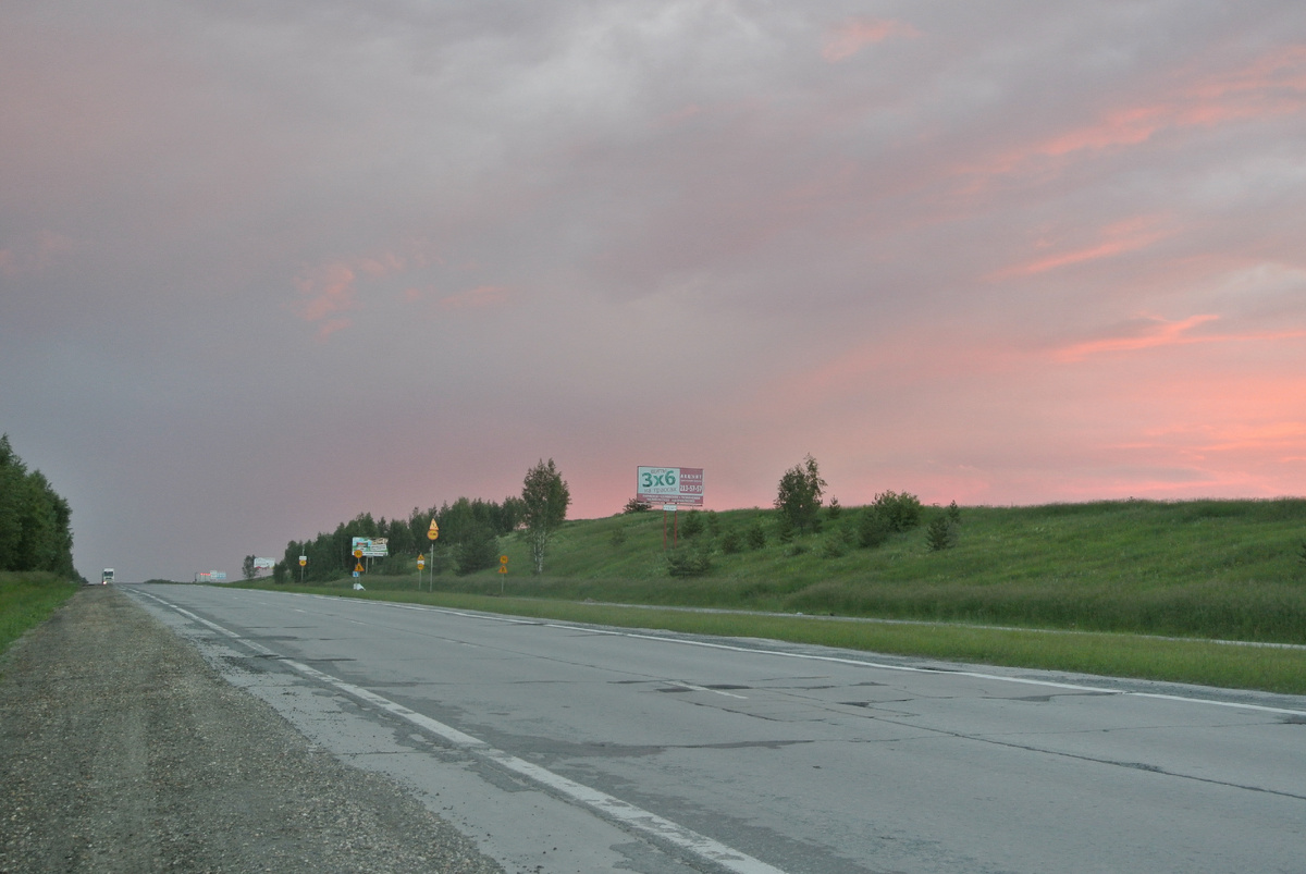 Ну в Тобольск так в Тобольск. Утренняя дорога пустынна, погода благоприятствует. Солнце вот вот взойдет.