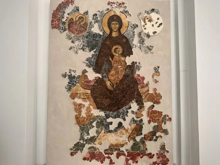     © "Интерфакс". Инна Басова. Фреска "Богоматерь с Младенцем на престоле"
