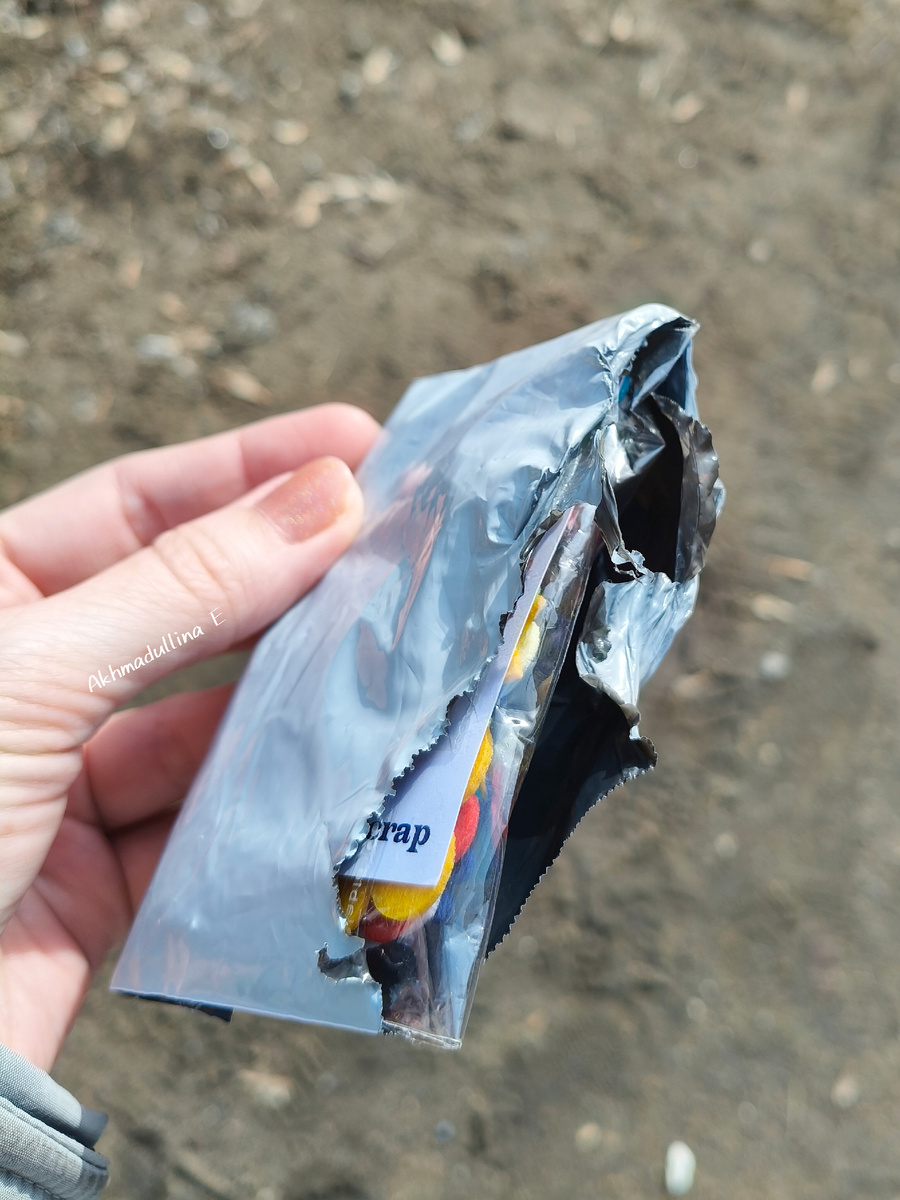 Раньше хоть в мешочек клали или скотчем заматывали.