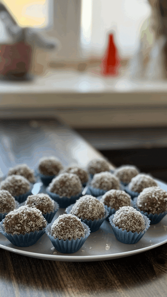 Из сухофруктов и орехов я иногда готовлю вот такие конфетки