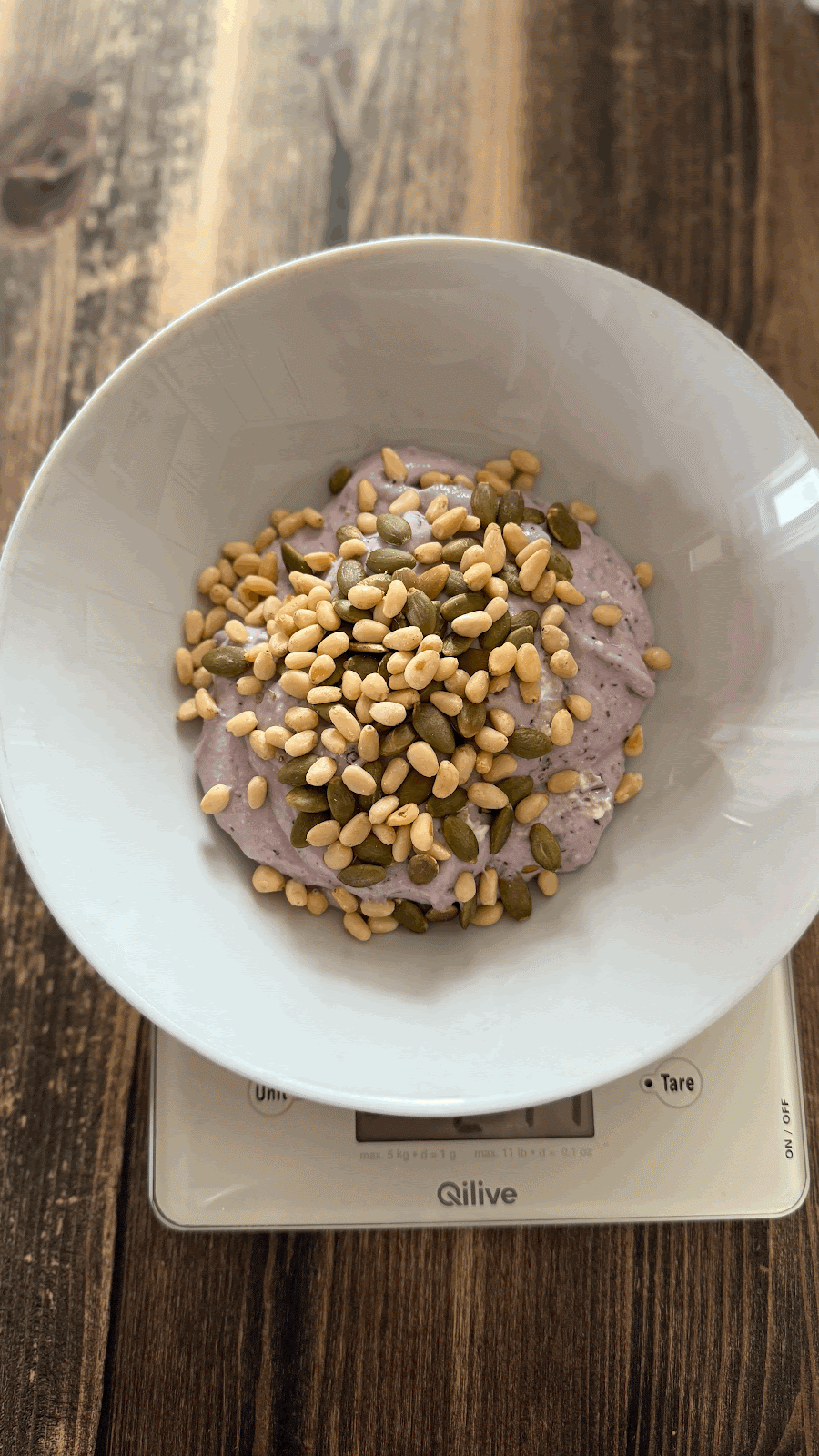 Вот, например, один из моих любимых завтраков: творог с бананом и ягодами + орешки и семечки. Сейчас я сюда добавляю еще и чайную ложку псиллиума