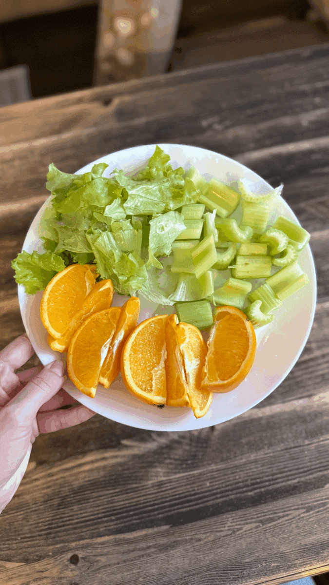 Апельсины, салат и сельдерей