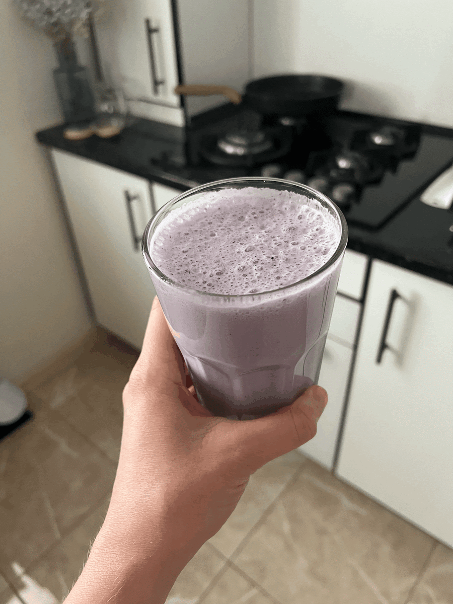 Здесь молоко, протеин и голубика. Как молочный коктейль с мороженым, только полезнее