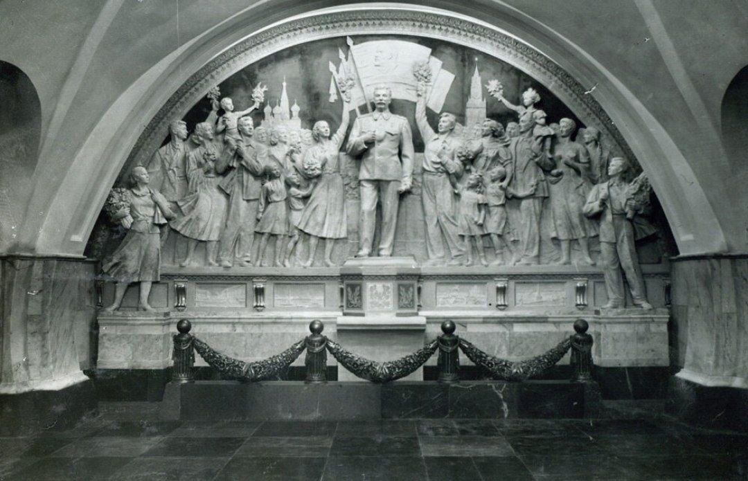 Так выглядел барельеф 60 лет назад, перед тем, как из него был убран Сталин