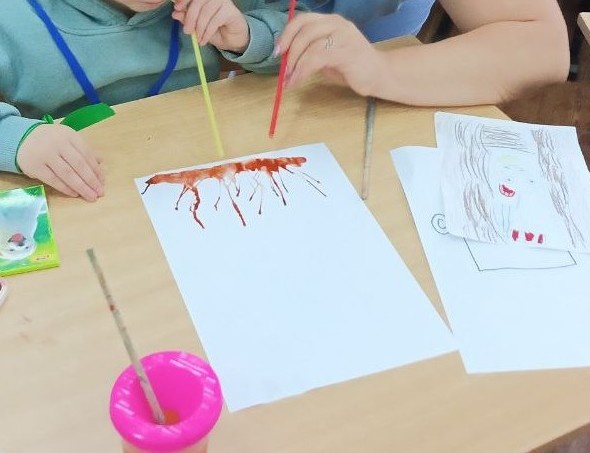 Раздуваем кляксу трубочкой в разных направлениях