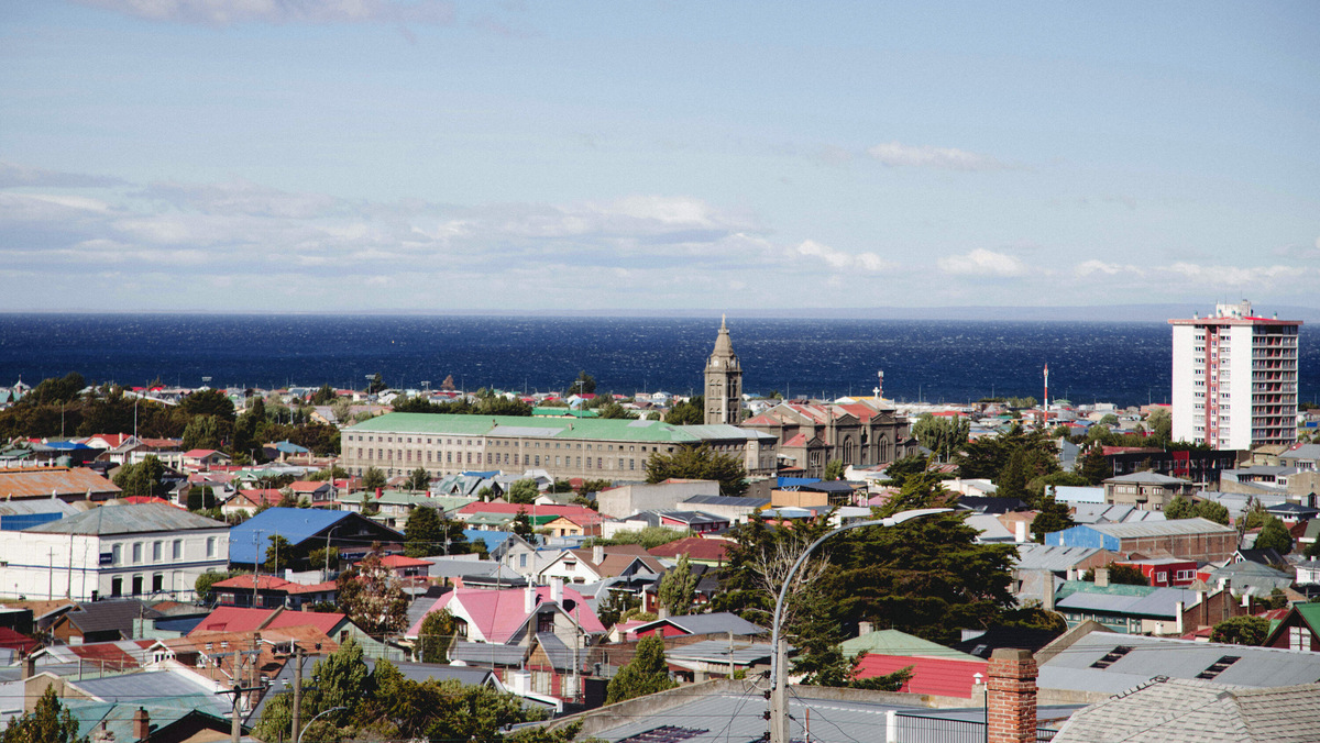 Пунта-Аренас в высокий сезон — большой перевалочный пункт. На улицах можно встретить много туристов. Фото: Gustavo Sánchez / Unsplash
