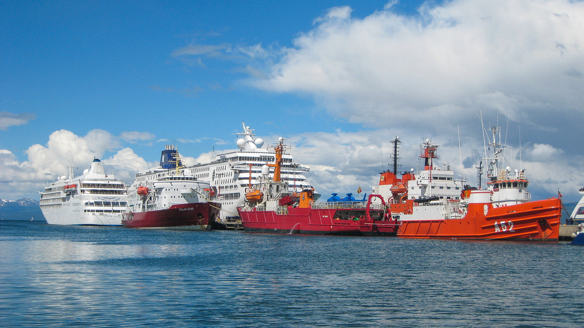 Порт города Ушуайя часто называют «воротами в Антарктиду», так как отсюда стартует большинство лайнеров. Фото: Arild Vågen / Wikimedia