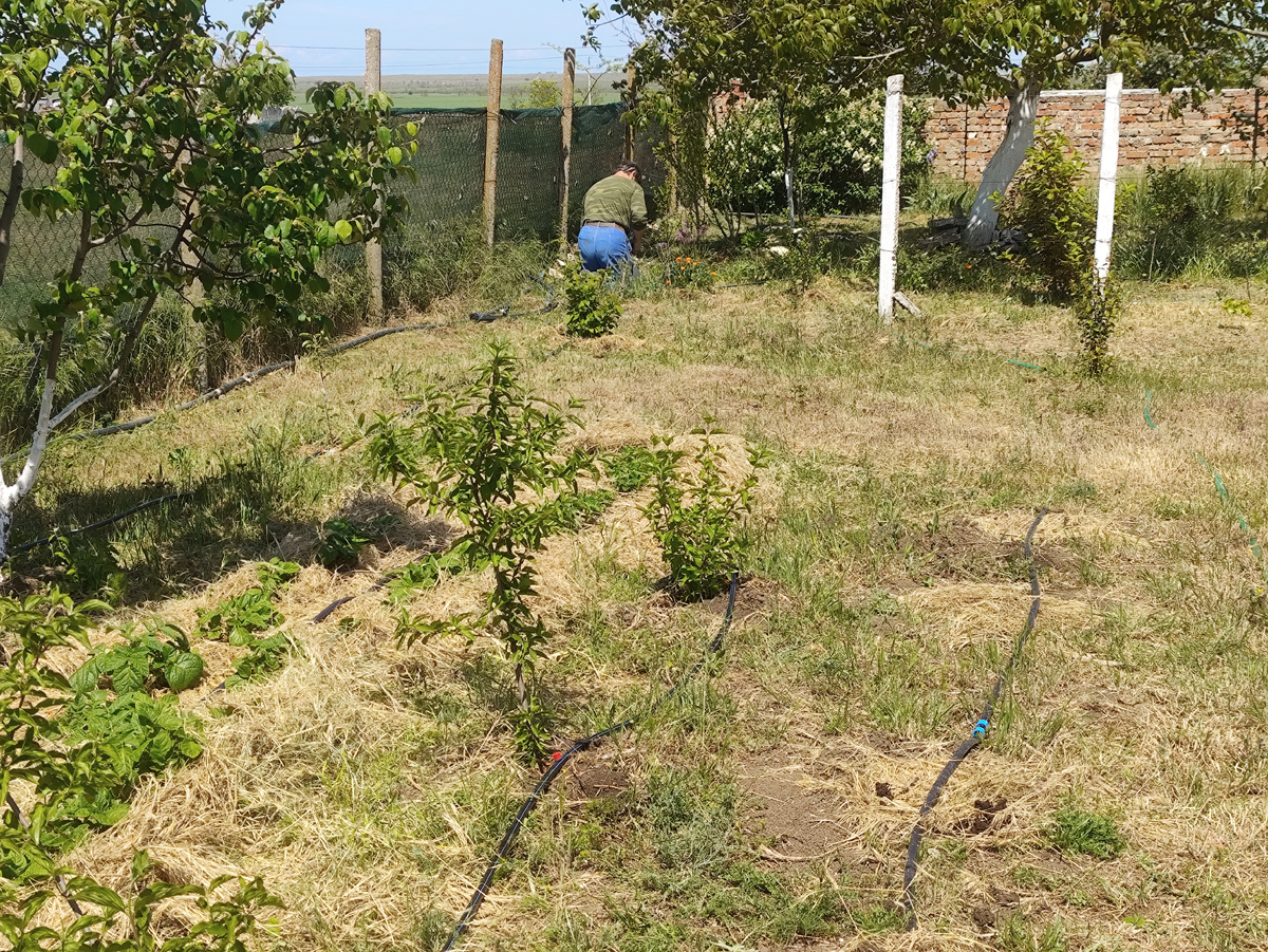 Олег соединения собирает